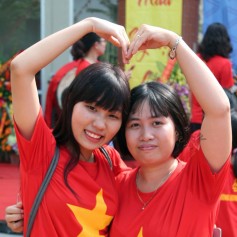 Có nên mua áo đôi cờ Việt Nam hay không?