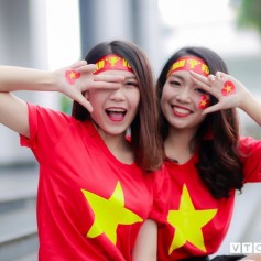 Diện áo cờ đỏ sao vàng cổ vũ đội tuyển U23 Việt Nam