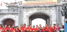 Học sinh Trường TH Lê Lợi diện áo cờ đỏ sao vàng tham quan di tích lịch sử