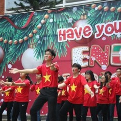 Học sinh trường THPT Nguyễn Du mặc áo cờ đỏ sao vàng cổ vũ đội tuyển Việt Nam