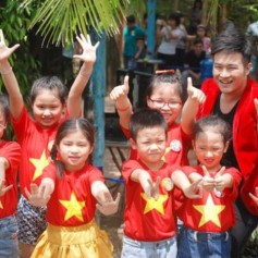 Lựa chọn áo phông cờ Việt Nam cho bé