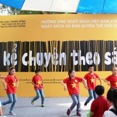 Mặc áo cờ đỏ sao vàng nhảy hiện đại trường tiểu học Ngôi Sao