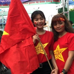 Tại sao nên mua áo cờ đỏ sao vàng tại Đồng Phục Song Phú
