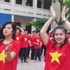 Mua áo hình lá cờ Việt Nam phục vụ cho du lịch