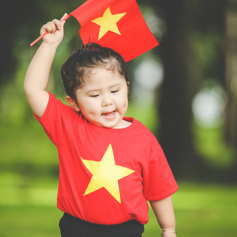 Ngập tràn điểm bán áo thun cờ Việt Nam trước trận bóng