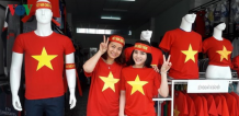 Người nước ngoài mặc áo Việt Nam cờ đỏ sao vàng