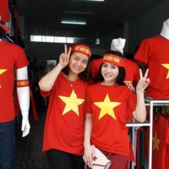 Người nước ngoài mặc áo Việt Nam cờ đỏ sao vàng