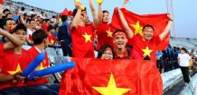 Tại sao những chiếc áo thun hình lá cờ Việt Nam lại trở nên hot?