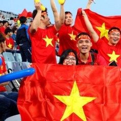 Tại sao những chiếc áo thun hình lá cờ Việt Nam lại trở nên hot?