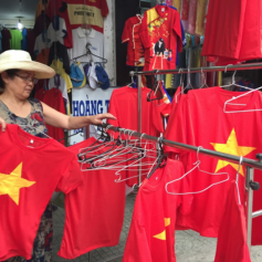 Thế nào là điểm bán áo cờ Việt Nam tại tphcm uy tín?
