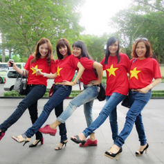 Vẻ đẹp của những chiếc áo in cờ Việt Nam